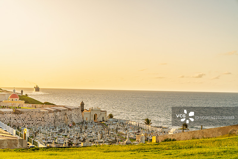 圣胡安老城圣玛丽亚·马格达莱纳·德·帕齐斯公墓的日落景观，波多黎各。图片素材