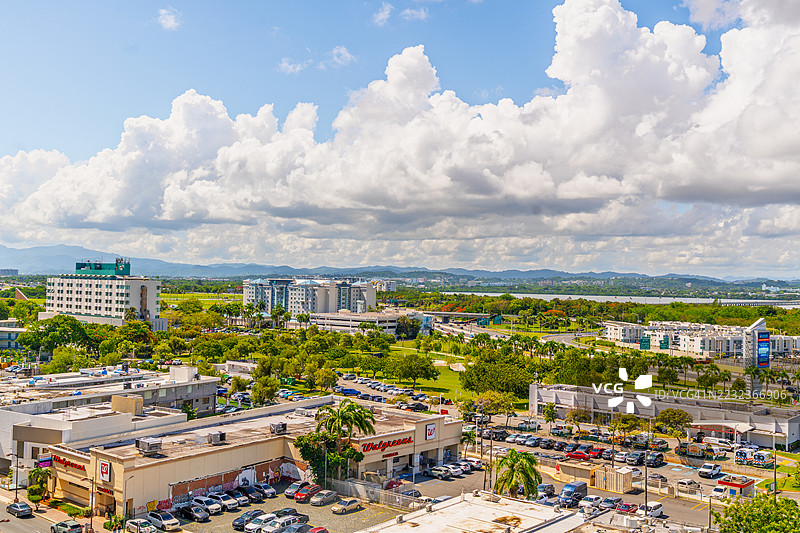 伊斯兰维尔德卡罗莱纳波多黎各的城市景观和多云的天空。图片素材