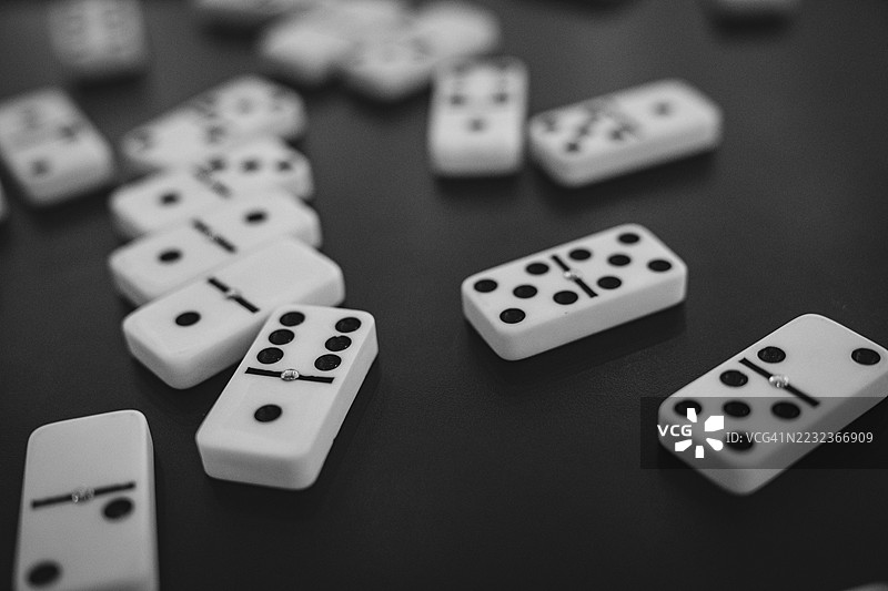 桌上的黑白多米诺骨牌。图片素材
