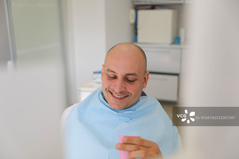 男性患者在牙科就诊后放松休息图片素材