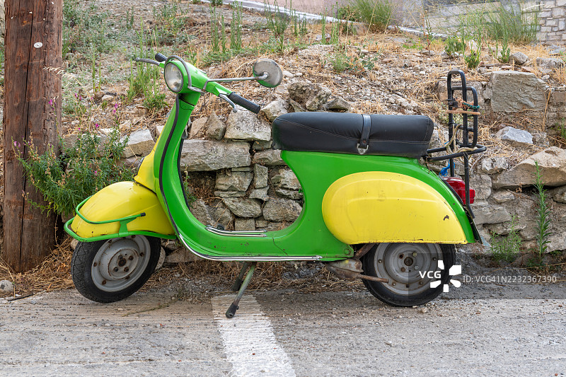 街道上的彩色复古滑板车图片素材