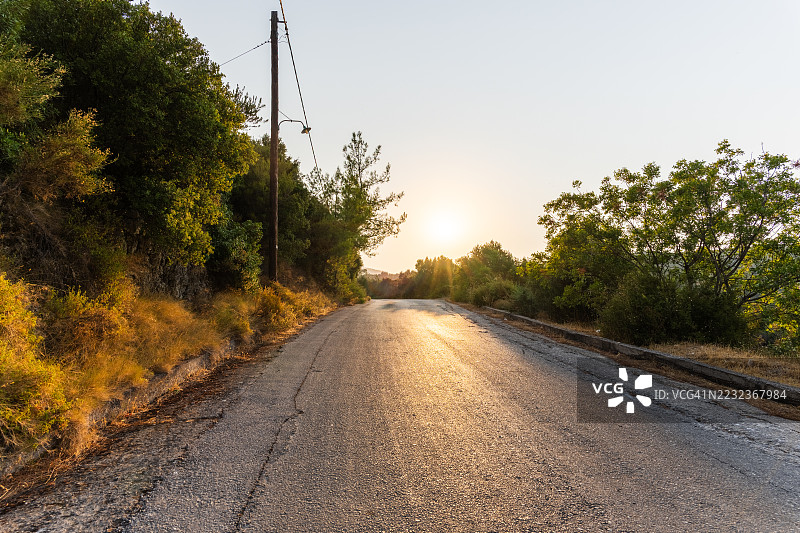 乡村道路上的日落图片素材