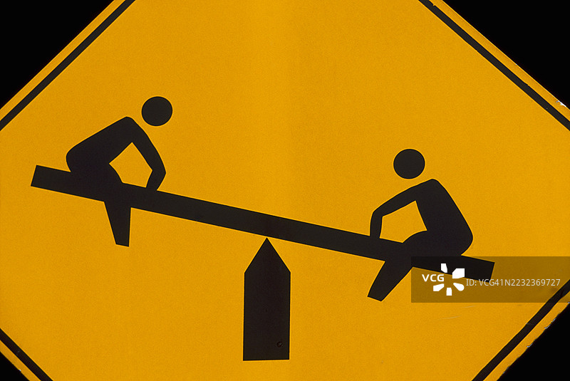 黄色和黑色的道路标志，警告有儿童在玩耍。图片素材