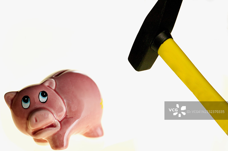 锤子砸碎储蓄罐图片素材