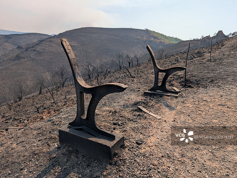 西班牙拉斯梅杜拉斯被野火烧毁的长椅图片素材
