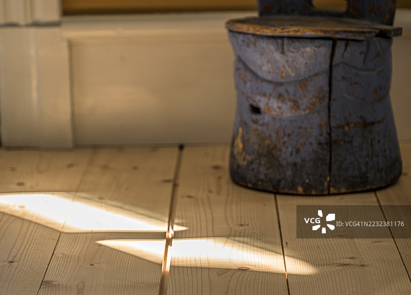 硬木地板营造出美妙的氛围，走在上面非常舒适。图片素材