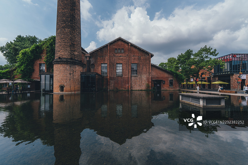 江西景德镇的历史砖厂与水面倒影图片素材