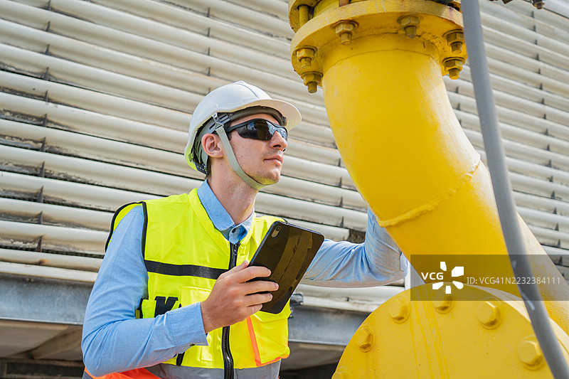 工程师使用平板电脑检查工业管道图片素材