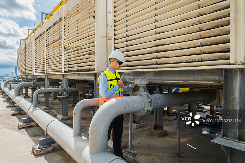 工程师使用平板电脑检查工业阀门图片素材
