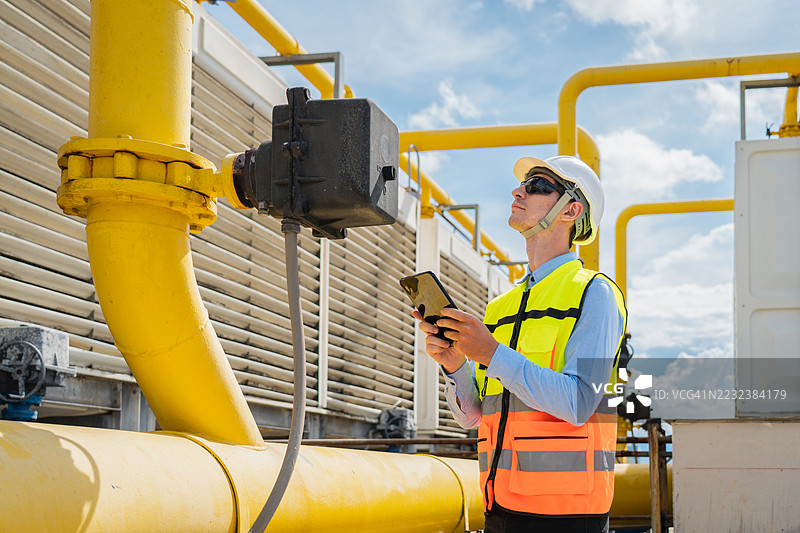 工程师使用平板电脑检查工业管道图片素材