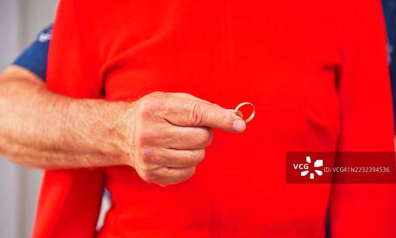 戴着婚戒的男人图片素材