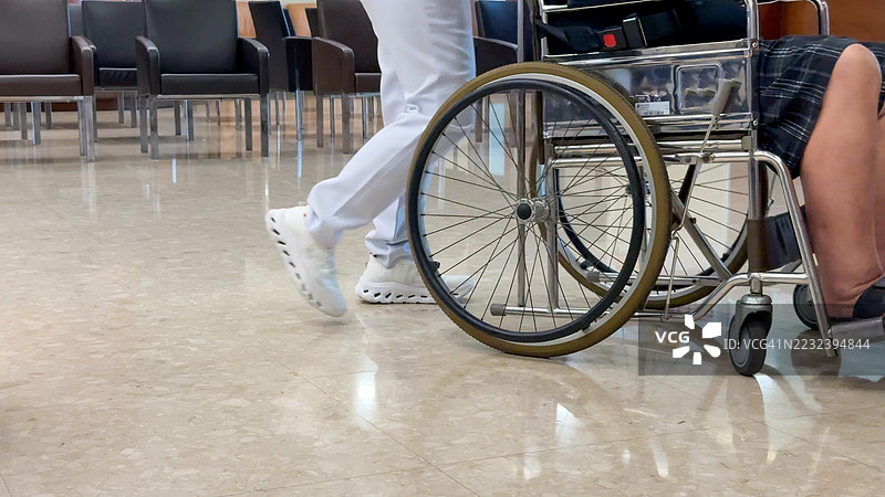 通过轮椅概念表现的医疗系统挑战，留有空白空间图片素材