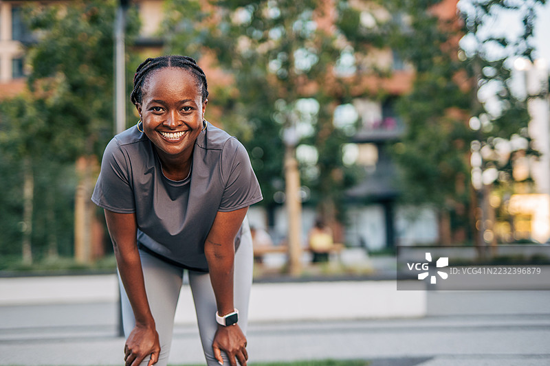 年轻的黑人女性在户外锻炼时休息片刻图片素材