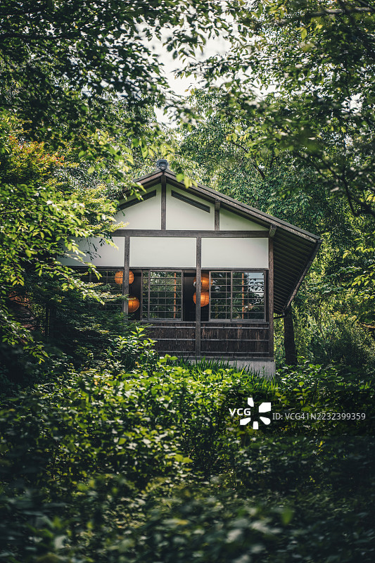京都三千院寺中郁郁葱葱的绿叶间的传统日本木屋图片素材