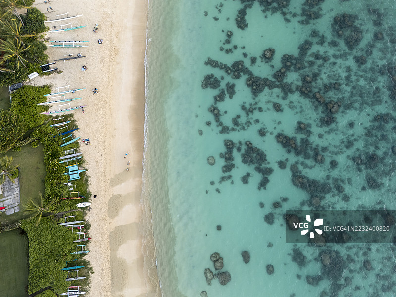 拉尼凯海滩的鸟瞰图，海岸上的独木舟和考艾岛的珊瑚水域，位于夏威夷的欧胡岛。图片素材