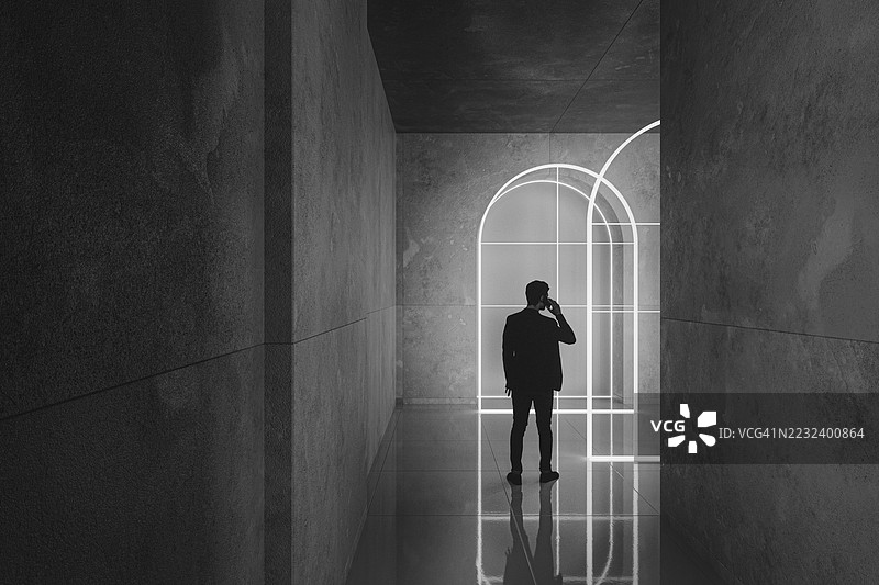 城市混凝土走廊中的男人图片素材