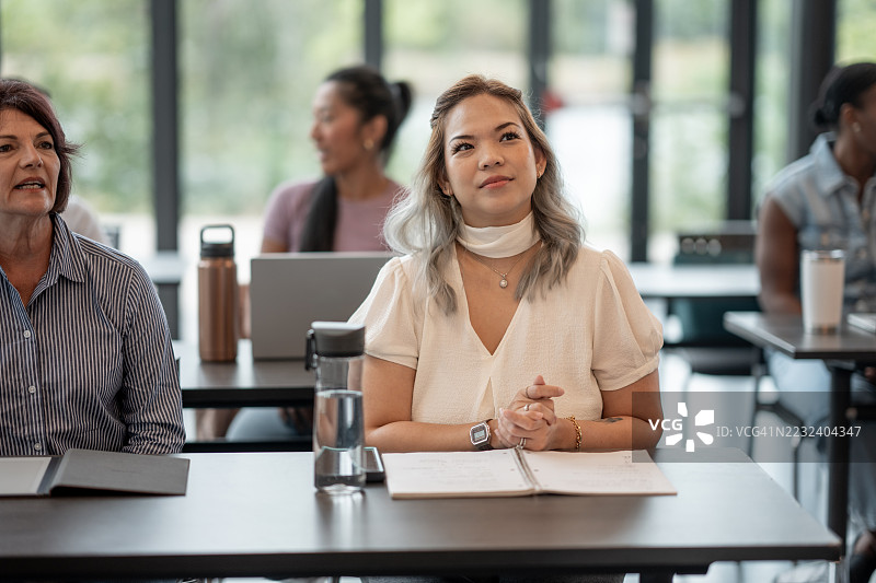多元化的成年人在教育环境中专心参与图片素材