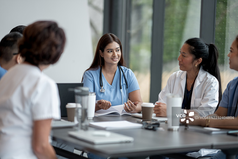 医疗专业人员在研讨会上合作讨论和团队建设图片素材