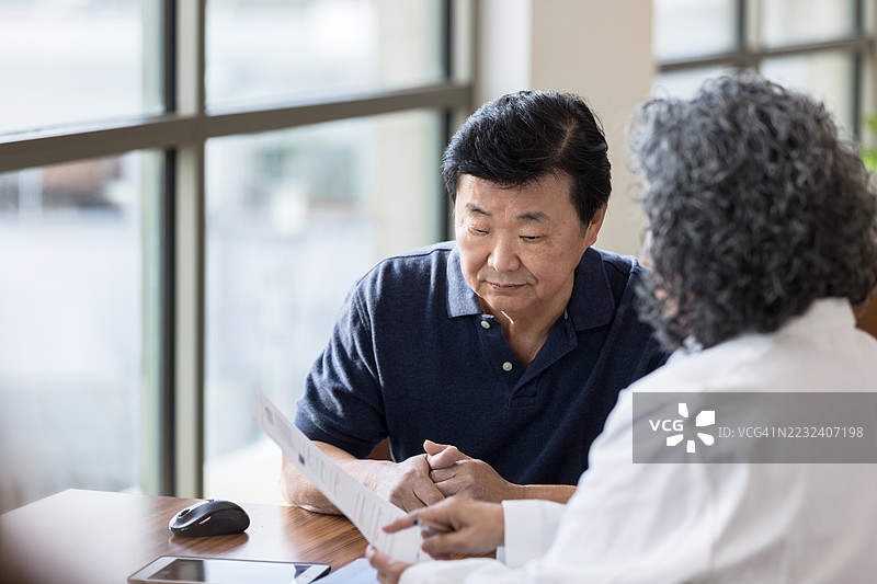 医生与患者讨论医疗和治疗计划图片素材