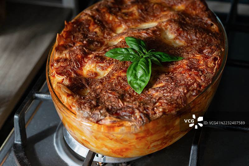 经典意大利肉酱奶酪千层面，盛放在玻璃烤盘中。传统意大利美食。图片素材