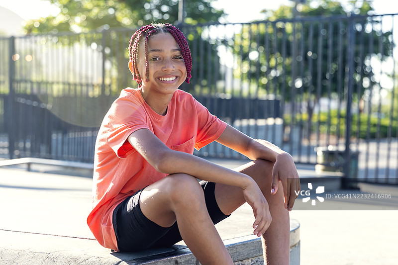 滑板公园里一个青少年的肖像图片素材