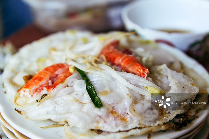 海鲜浇头的越南米粉饼图片素材