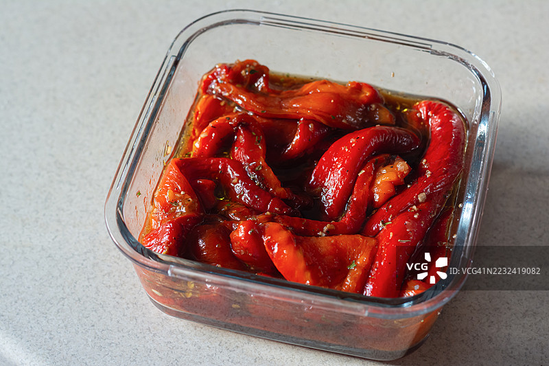 香烤红椒配香草和大蒜，浸泡在橄榄油和香醋酱中。干菜，开胃菜。图片素材