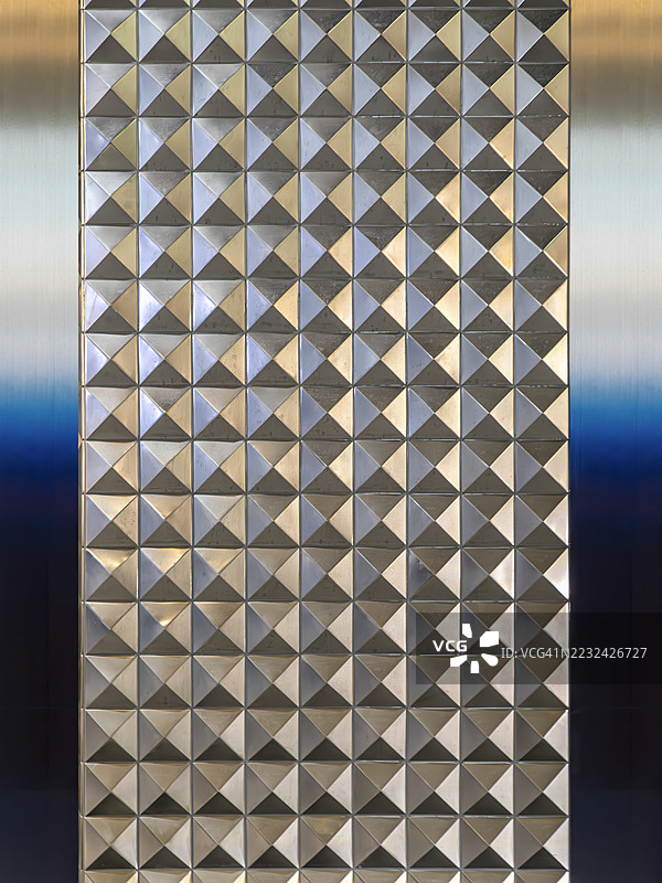 夜间照明的金属瓷砖柱图片素材