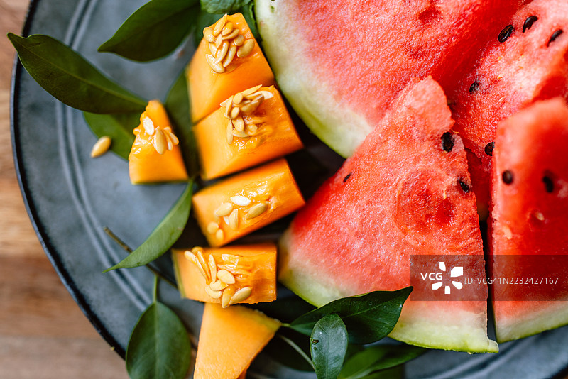 盘子里的西瓜和哈密瓜切片图片素材