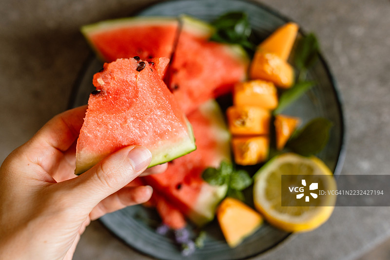 盘子里的西瓜和哈密瓜切片图片素材