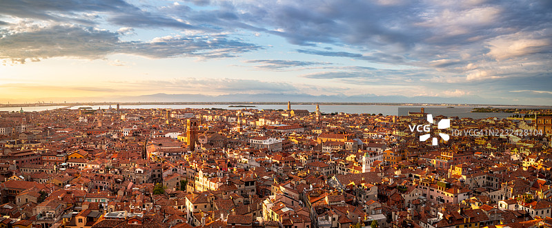 威尼斯北部的全景，日落时分，俯瞰圣马可、卡斯特洛和卡纳雷吉欧区，红色屋顶的建筑、几座教堂的圆顶和钟楼，以及威尼斯泻湖，联合国教科文组织世界遗产 - 威尼托 - 意大利。图片素材