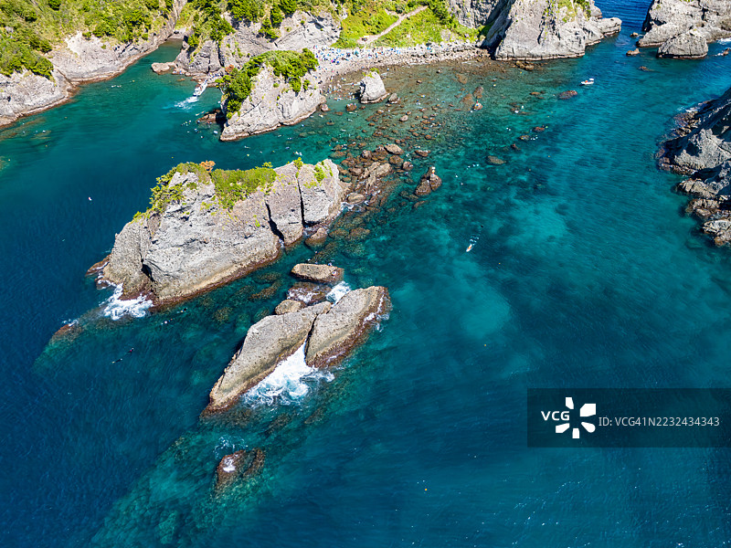 经过许可，正在进行对日本静冈县伊豆半岛南伊豆的中木港、平藏滨、相爱岬和夕阳公园的航拍摄影。- 2025年。图片素材