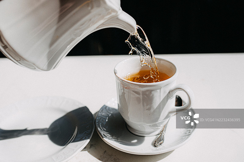 茶水倒入白色茶杯中图片素材