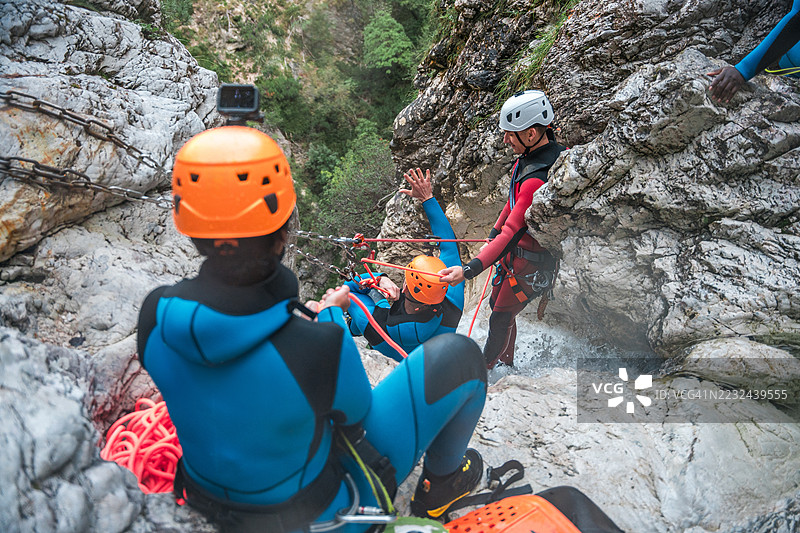 穿着氯丁橡胶的索恰河峡谷探险队图片素材