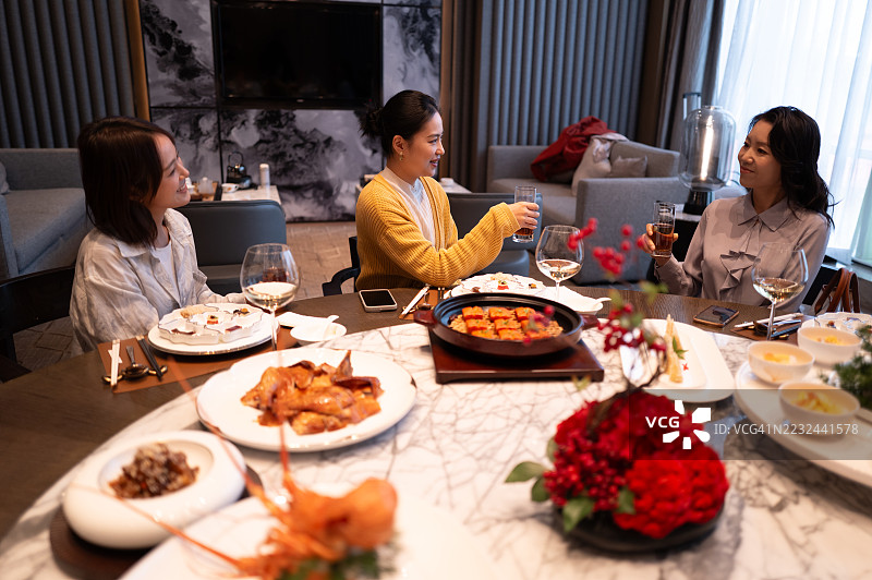 朋友们享受奢华晚餐，分享故事图片素材
