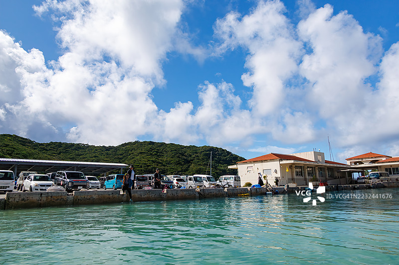 座间味港的风景。人们在等待登船。图片素材
