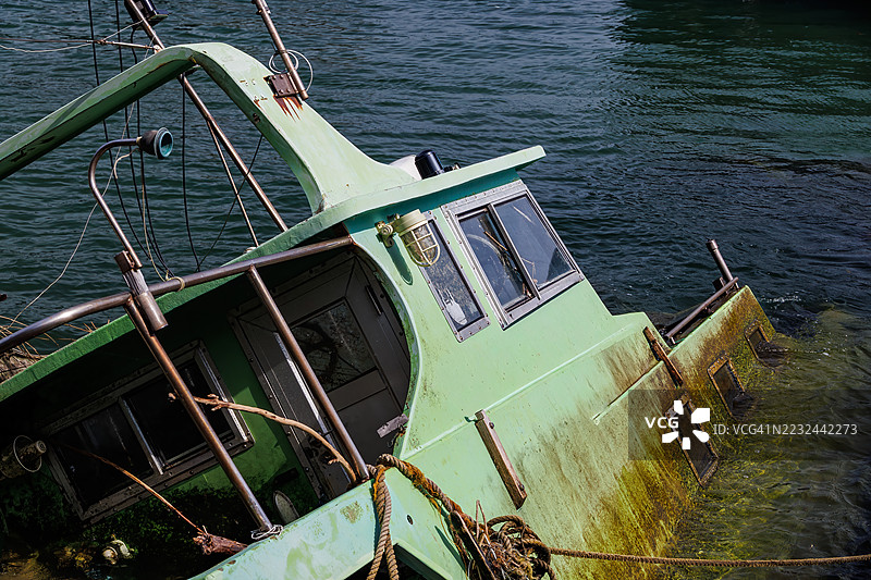 一个被遗弃在港口的沉没渔船。日本静冈县加茂地区南伊豆町 - 2025年7月12日图片素材