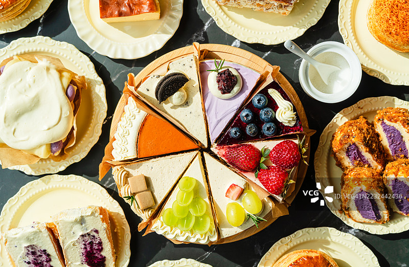 各种蛋糕切片展示成色彩缤纷的甜点组合。图片素材