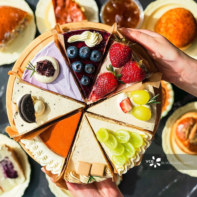 人手提供的美味蛋糕切片组合。图片素材