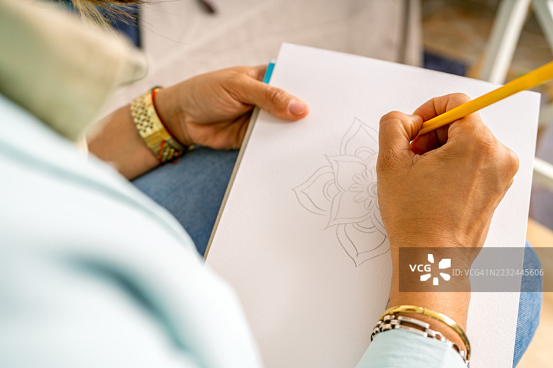 艺术家在工作室用铅笔在纸上绘制曼陀罗图片素材