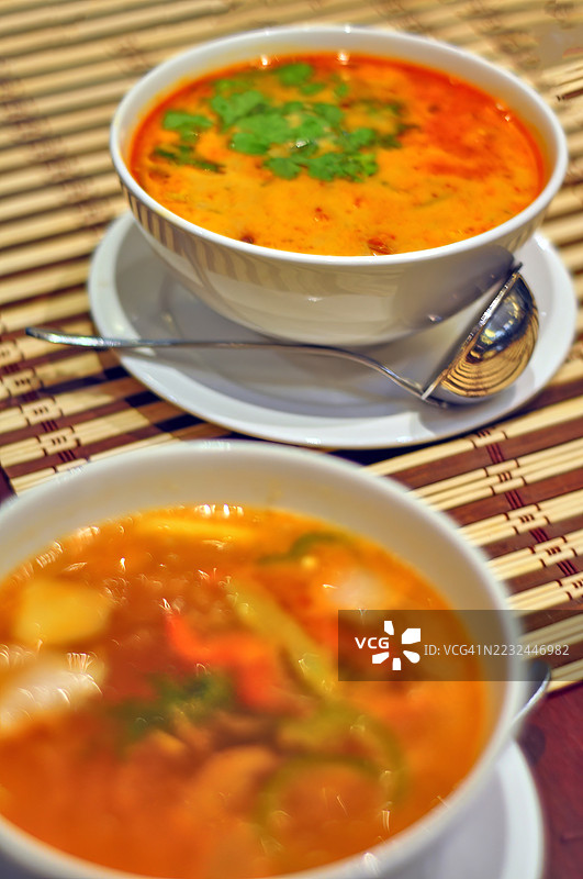 一碗冬阴功汤的特写。图片素材