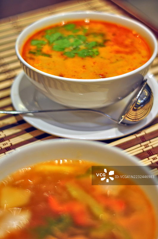 一碗冬阴功汤的特写。图片素材