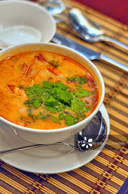 一碗冬阴功汤的特写。图片素材