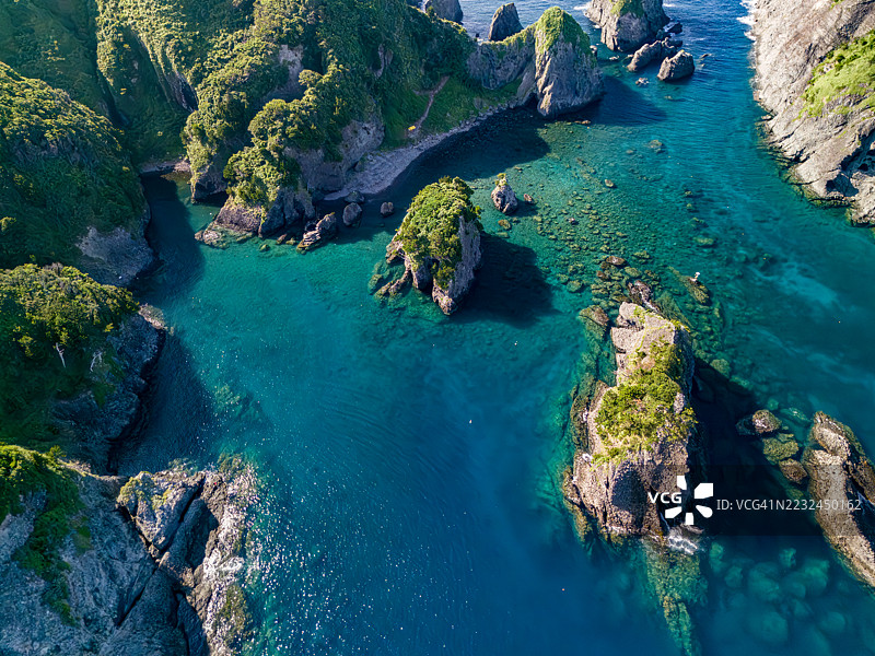 从高处俯瞰的平子海滩。经过许可,正在进行对中木港、平子滨、阿依岬和夕阳公园的航拍摄影。还有一艘从港口运输他们的渡轮渔船在运营。平子滨海滩,2025年图片素材