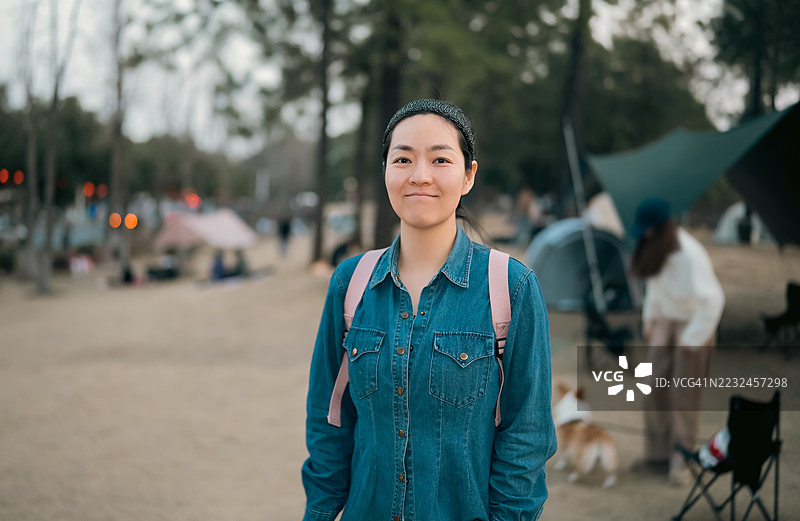 城市公园中微笑的年轻亚洲女性肖像图片素材