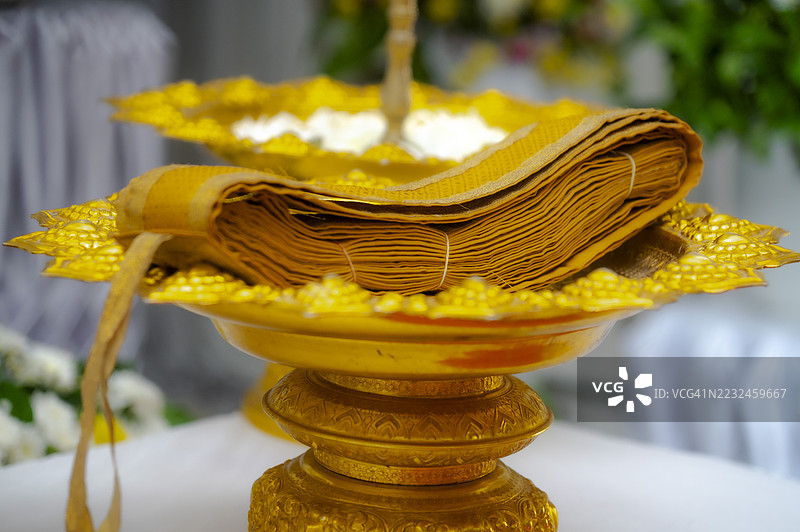 葬礼浇水仪式，泰国文化习俗，佛教。在葬礼上，尸体或已故者的手将水倒在已故者的手上。图片素材