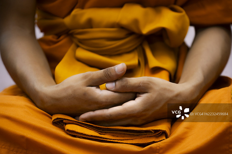 葬礼浇水仪式，泰国文化习俗，佛教。在葬礼上，尸体或已故者的手将水倒在已故者的手上。图片素材