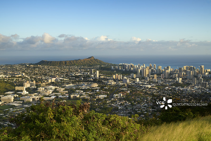 檀香山天际线与钻石头、太平洋和晴朗的天空在夏威夷的瓦胡岛图片素材