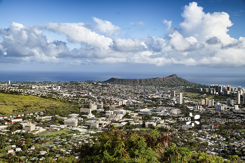 檀香山天际线，背景是钻石头山、尼尔·S·布莱斯代尔中心和太平洋，位于夏威夷的瓦胡岛。图片素材