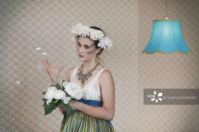 带花的女性戏剧性时尚肖像图片素材